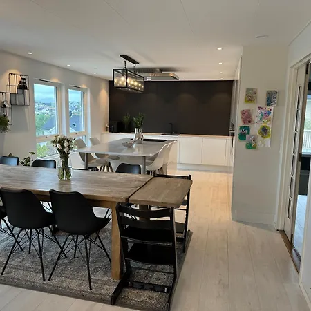 Med Fantastisk Uteplass! 10 Sengeplasser! * Ålesund