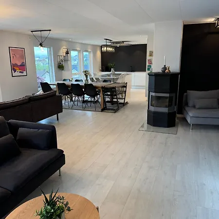 Villa Med Fantastisk Uteplass! 10 Sengeplasser!