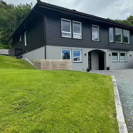 Med Fantastisk Uteplass! 10 Sengeplasser!