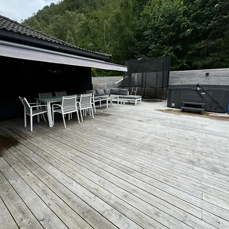 Med Fantastisk Uteplass! 10 Sengeplasser! *