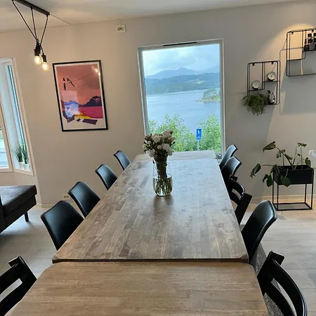 Med Fantastisk Uteplass! 10 Sengeplasser! Villa Ålesund