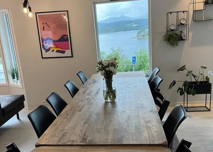 Med Fantastisk Uteplass! 10 Sengeplasser! Villa Ålesund