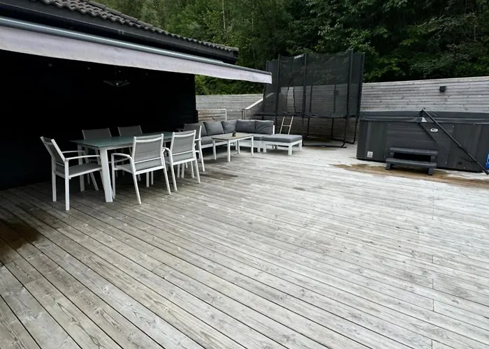 Med Fantastisk Uteplass! 10 Sengeplasser! *
